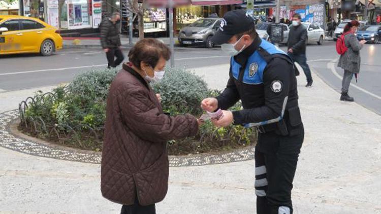 Kadıköyde polisten kadınlara KADES bilgilendirmesi