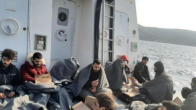 Yunanistanın ölüme terk ettiği 12 göçmeni Türkiye kurtardı
