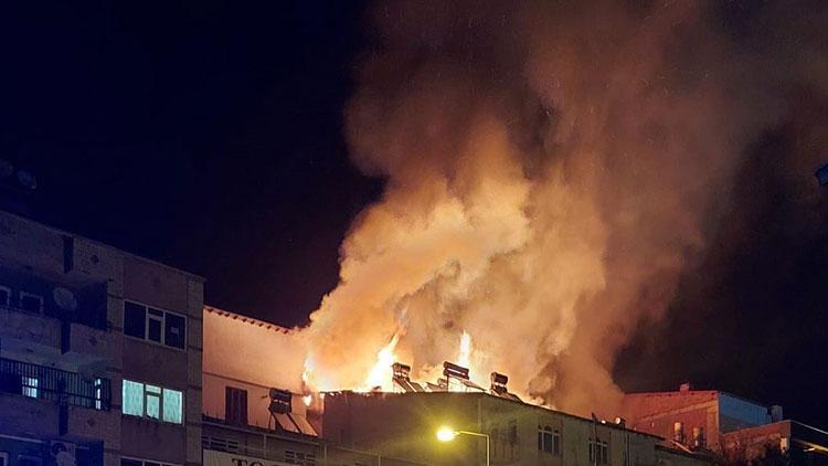 Bingöl’de bir binanın çatısı alev alev yandı
