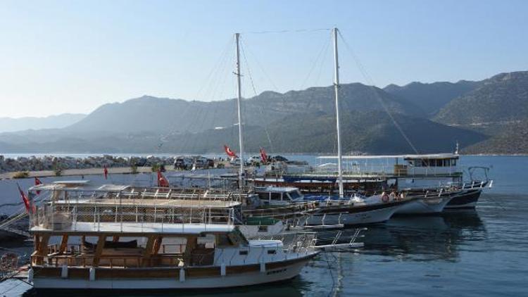 Yatlar Kekova için kış nöbetinde