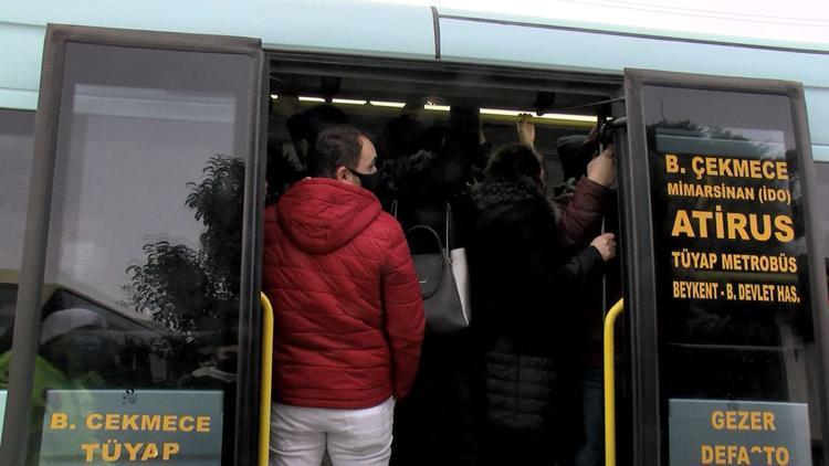 Şaşkına çeviren anlar Başka minibüs yok deyip geri bindiler...