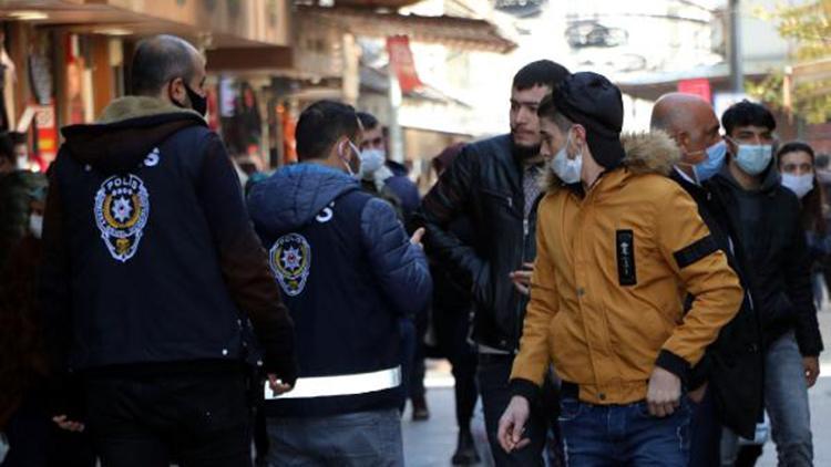 Yüzlerce kişiye koronavirüs cezası kesilen Gaziantepte çarşılar yine kalabalık