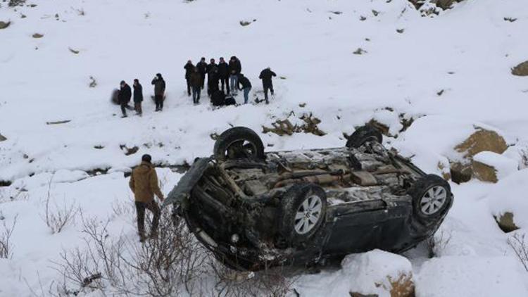 Yüksekovada otomobil, şarampole devrildi: 1 ölü, 1 yaralı