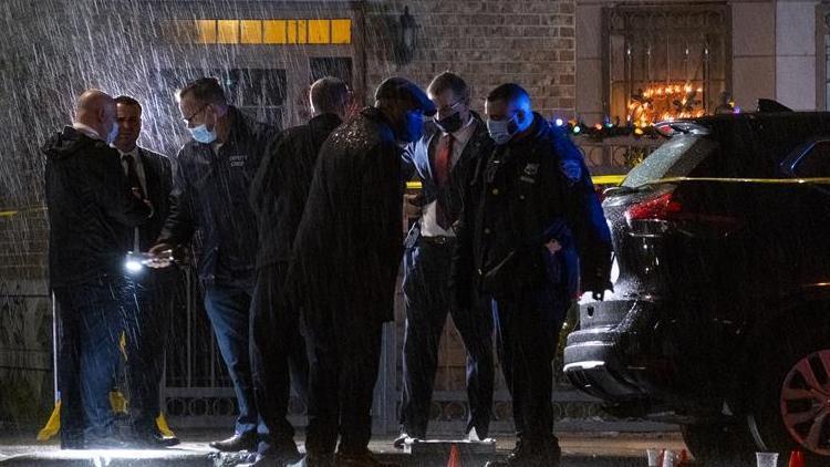 New York’ta polis, silahlı saldırıda sırtından vuruldu