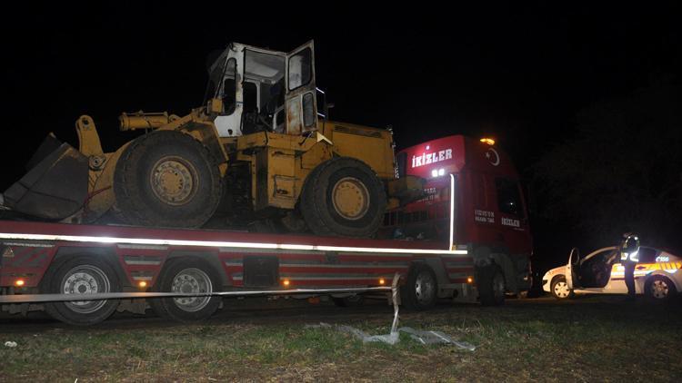 Jandarmayı alarma geçiren iş makinesi Çevresinde boş kovanlar bulundu...