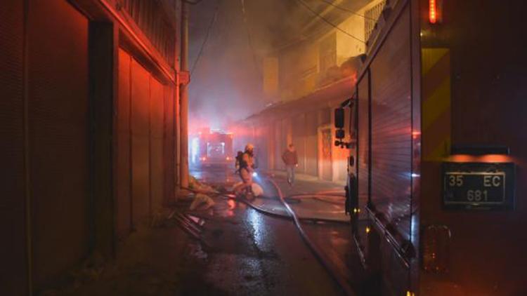 İzmirde mobilya fabrikasında çıkan yangın söndürüldü