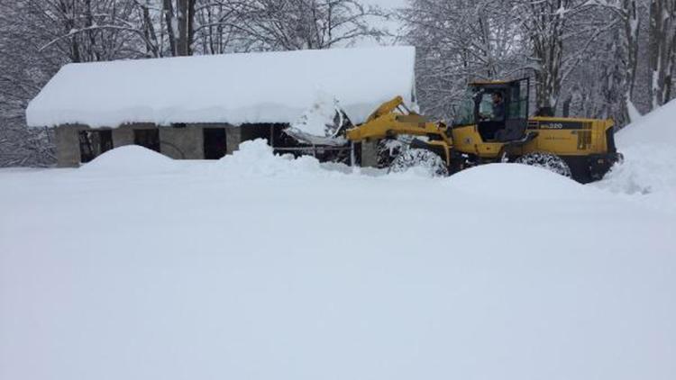 Karadeniz’de kar esareti; kapalı 118 yerleşim yerinin yolunda hummalı çalışma