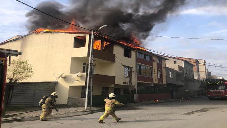 Arnavutköyde 2 binanın çatısı alev alev yandı