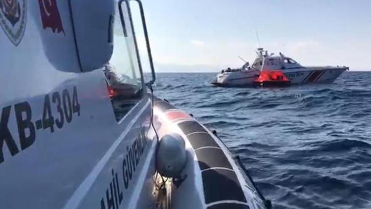 Yunanistanın ölüme terk ettiği 55 kaçak göçmeni, Sahil Güvenlik ekibi kurtardı