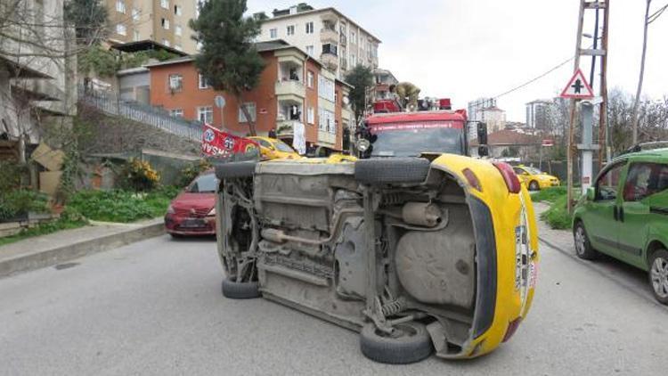 Kaza yapan taksi yan yattı Sürücüyü itfaiye çıkardı