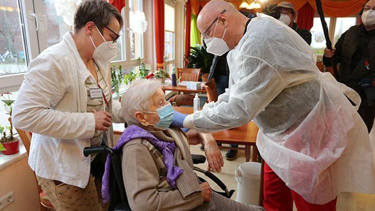 Almanya’da ilk aşı 101 yaşındaki Kwoizalla’ya yapıldı