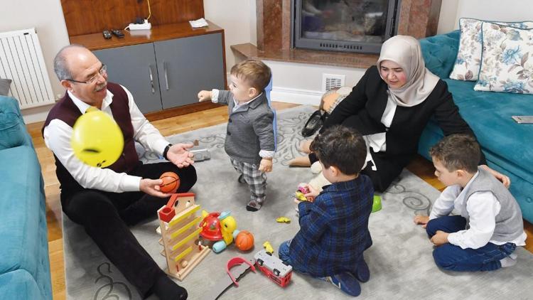 AK Parti Osmaniye Milletvekili Mücahit Durmuşoğlu ile eşi, Aile Meclisinde: Çat kapı tanışma