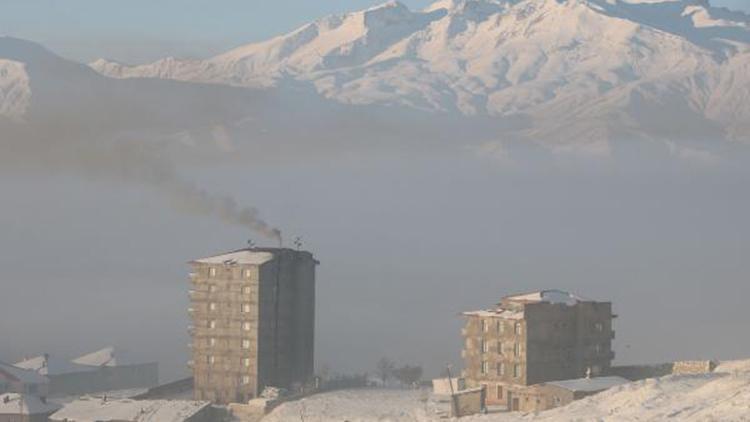 Yüksekovada dondurucu soğuk ve sis etkili