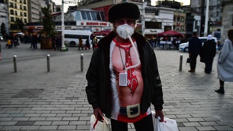 Taksimde garip kıyafetli turist ilgi odağı oldu