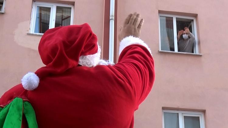 Trabzon’da Noel Baba kostümüyle, maske ve dezenfektan dağıttı