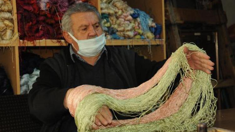 Kıbrıs gazisi, 40 yıldır ipek halı dokuyor