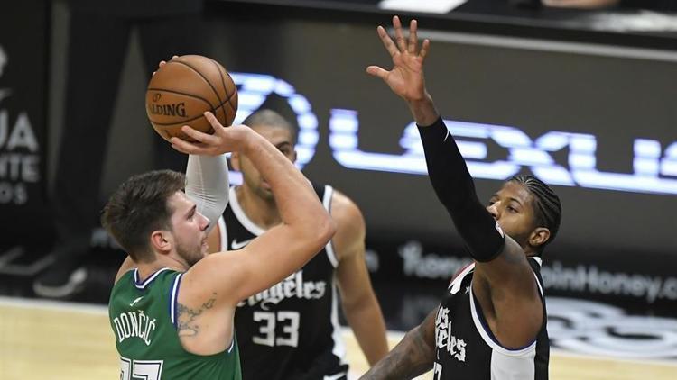 NBAde Gecenin Sonuçları | Dallas, Clippers maçının devresine 50 sayı farkla girdi Rekor...