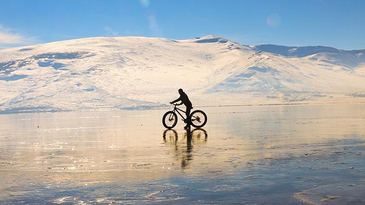 Buz tutan Çıldır Gölünde bisiklet keyfi