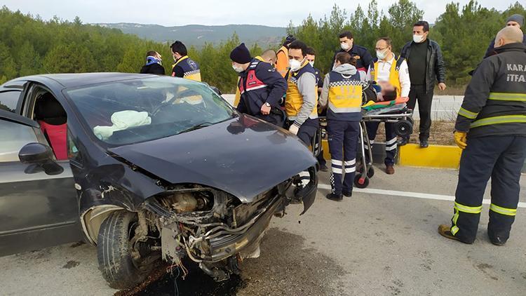 Kontrolden çıkan otomobil refüje çarptı: 2 yaralı