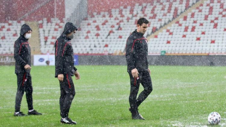 Antalyaspor - Hatayspor maçı, elverişsiz hava koşulları sebebiyle ertelendi