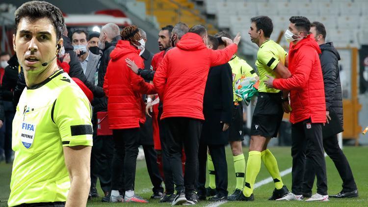 Beşiktaş - Sivasspor maçında Arda Kardeşlere telefonu gösteren Hakan Arslan, kırmızı kart gördü