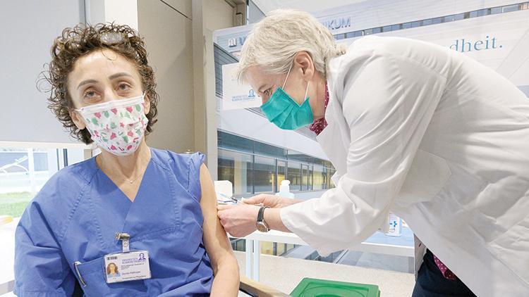 Almanya’da ilk aşı olanlardan biri Zeynep hemşire