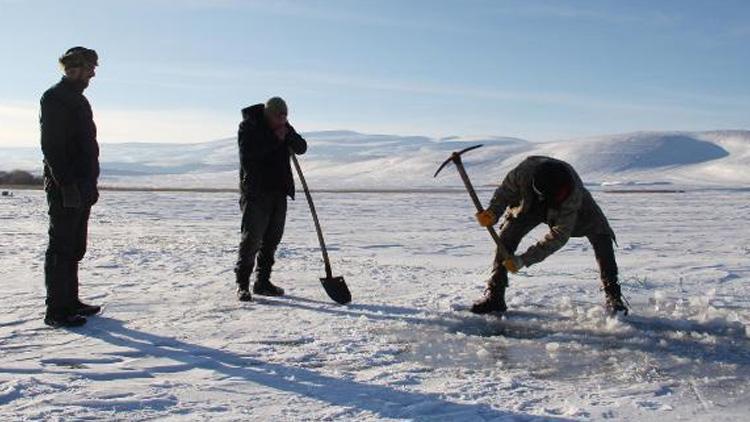 Çıldır Gölünde Eskimo usulü balık avı