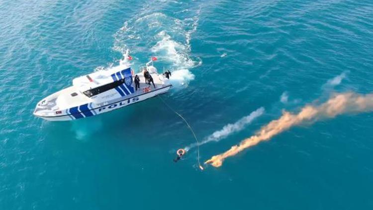 Deniz polisinden, boğulan kişiyi kurtarma tatbikatı