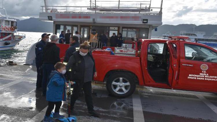 Gezi teknesinde fritözün kısa devre yapmasıyla yangın çıktı