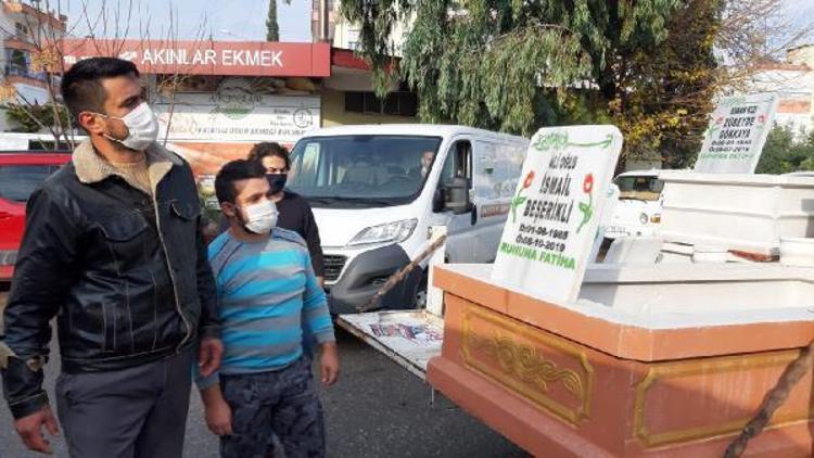 Görenler bakakaldı Pazarda ’hazır mezar’ tezgahı açtı