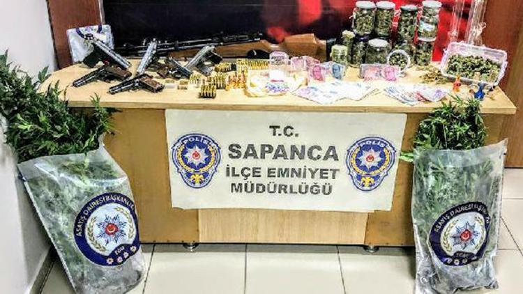 Sapanca’da evde silah ve uyuşturucu ele geçirildi