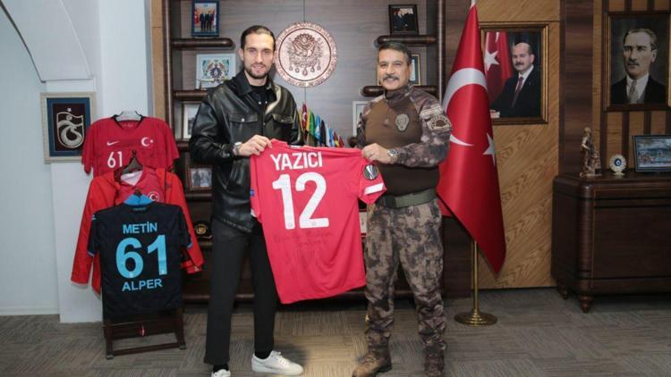 Milli futbolcu Yusuf Yazıcıdan Trabzon İl Emniyet Müdürlüğüne ziyaret