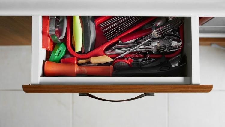 Mutfak çekmecelerinizi temiz tutmak için yapmanız gereken 3 şey