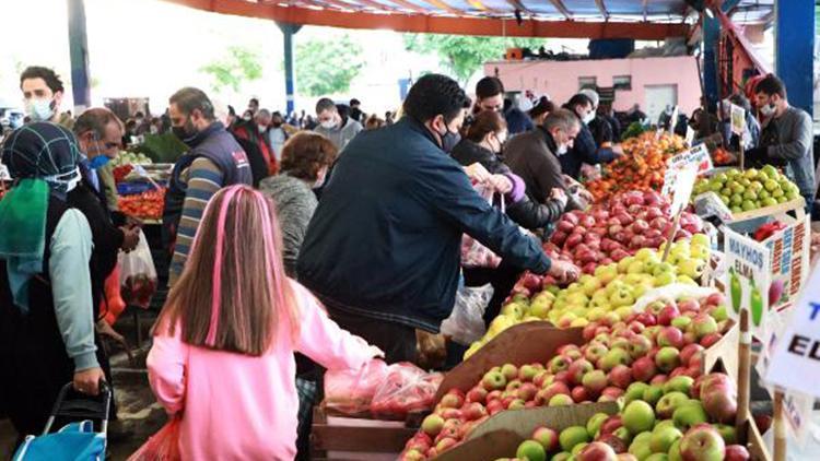 Adanada, yılbaşı kısıtlaması öncesi semt pazarlarında yoğunluk