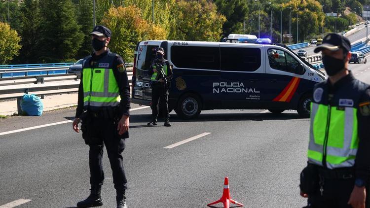 İspanyada binlerce yasadışı yeni yıl partisi ihbarı yapıldı