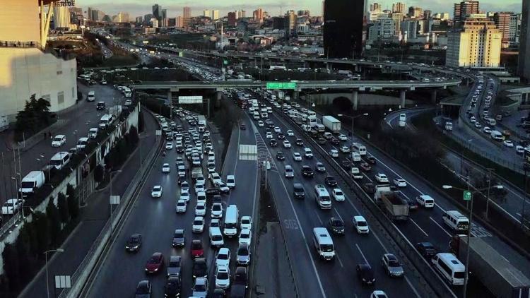 İstanbulda yılbaşı öncesi trafikte yoğunluğu