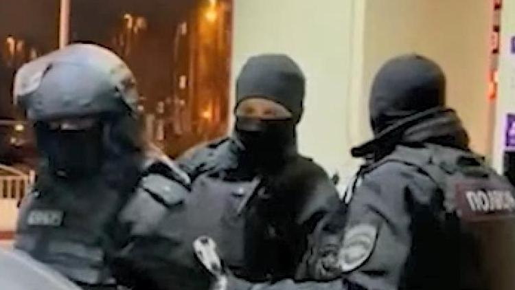 Rusyada inanılmaz anlar Kendilerini polis olarak tanıtıp...
