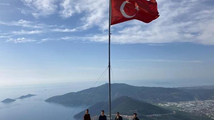 Turistik bölgedeki tepeye dev bayrak