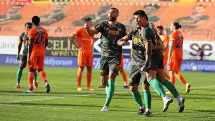 Süper Ligin son şampiyonu Başakşehir galibiyeti unuttu