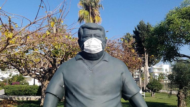 Eski Cumhurbaşkanı Özalın heykeline maske takıldı
