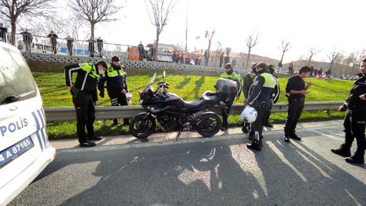 Kağıthanede motosikletli trafik polisi kaza yaptı