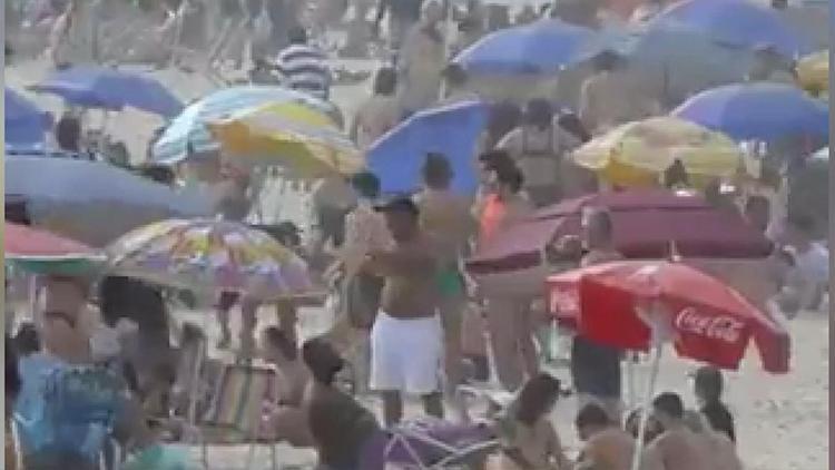 Brezilya’da koronavirüs tehdidine rağmen plajlar tıklım tıklım