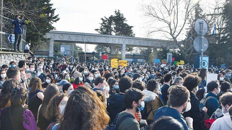 Boğaziçili öğrencilerden rektör protestosu