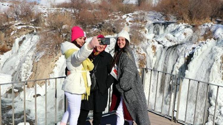 Muradiye Şelalesi dondu, fotoğraf için akın ettiler