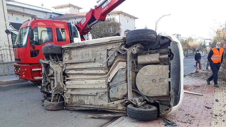 Siirt’te kaldırıma uçan otomobil ağaçları yerinden söktü: 2 yaralı