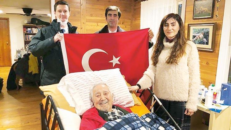 33 yıl sonra... Prof. Dr. İlhan Başgöz Türkiye’ye döndü, şiir okudu