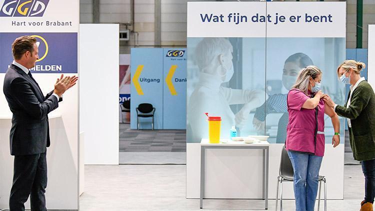 Hollandada koronavirüs aşıları yapılmaya başlandı