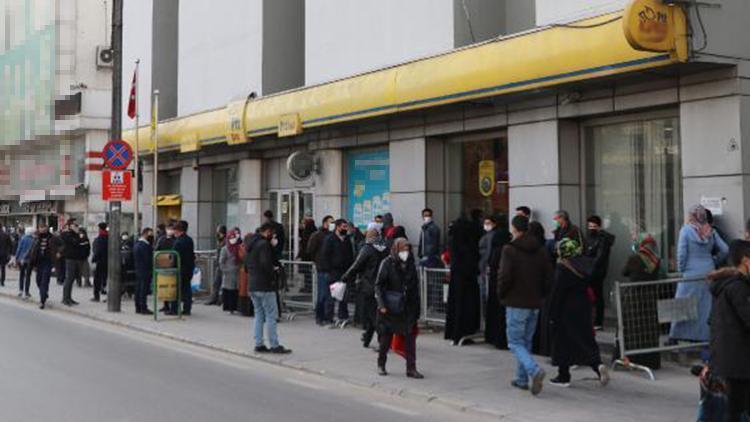 Gaziantep’te çarşılar ve PTT önlerinde yoğunluk