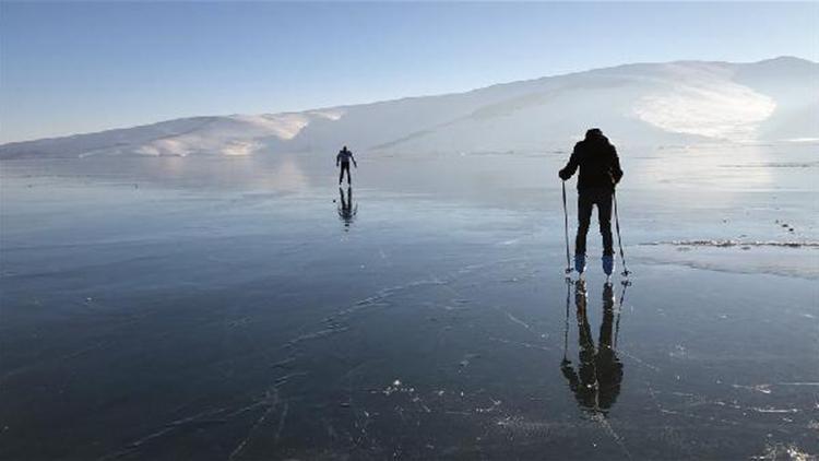 Çıldır Gölü’nde buz eğlencesi
