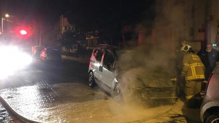 Edremit’te park halindeki 2 araç yandı